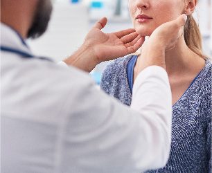 medicina-curativa-medico-examina-paciente-mulher medicina-curativa-medico-examina-paciente-mulher